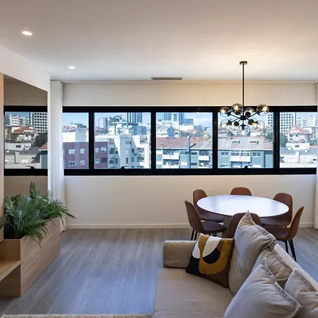 Bright 2br Flat Near Praca Da Galiza By Lovelystay