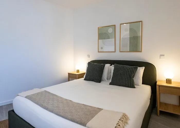 Bright 2br Flat Near Praca Da Galiza By Lovelystay アパート ポルト