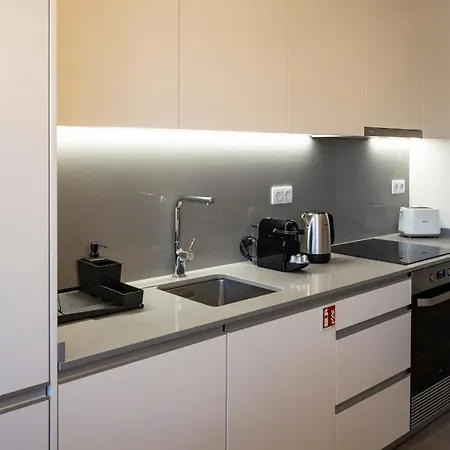 Bright 2br Flat Near Praca Da Galiza By Lovelystay